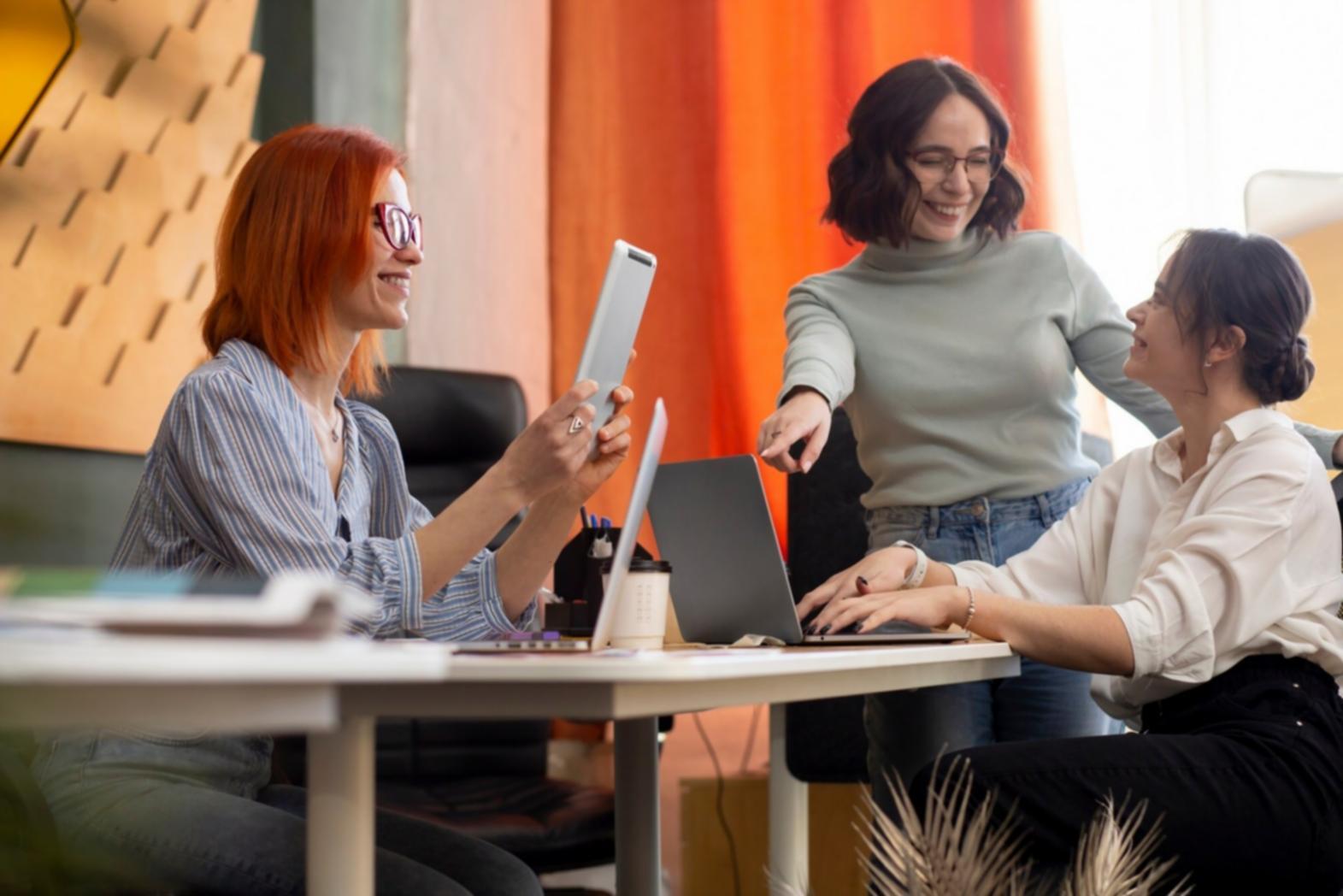 Arbeitsplatz mit Analysewerkzeugen für Keyword-Recherche